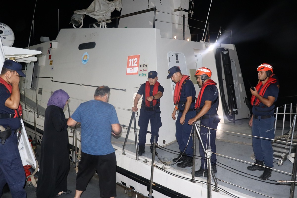 Çanakkale'nin Gökçeada ve Bozcaada ilçelerinde rahatsızlanan iki hasta, gemi seferi olmadığı için...