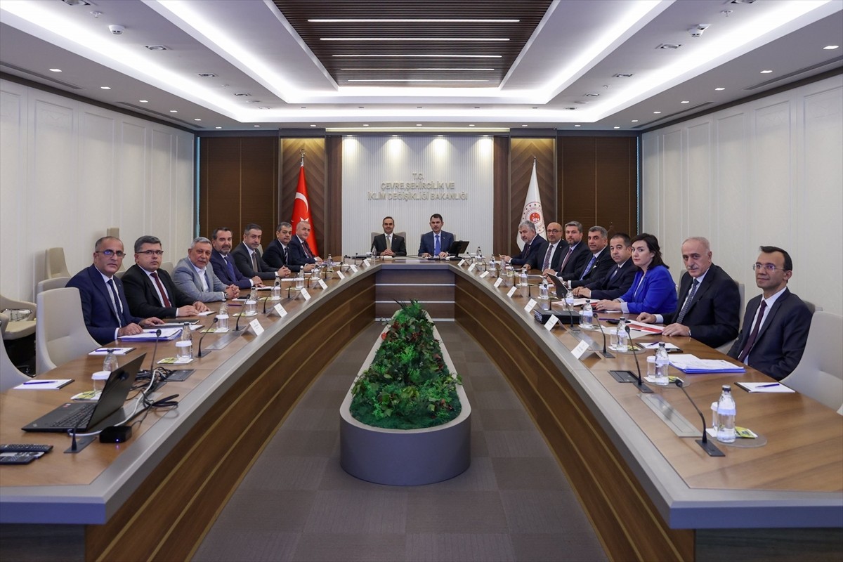 Çevre, Şehircilik ve İklim Değişikliği Bakanı Murat Kurum ile Sanayi ve Teknoloji Bakanı Mehmet...
