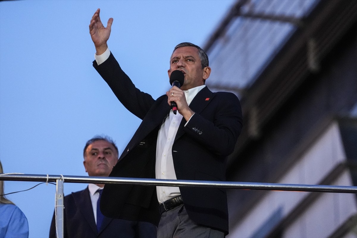 CHP Genel Başkanı Özgür Özel, İstanbul Büyükşehir Belediyesine (İBB) yönelik yolsuzluk ve terör...