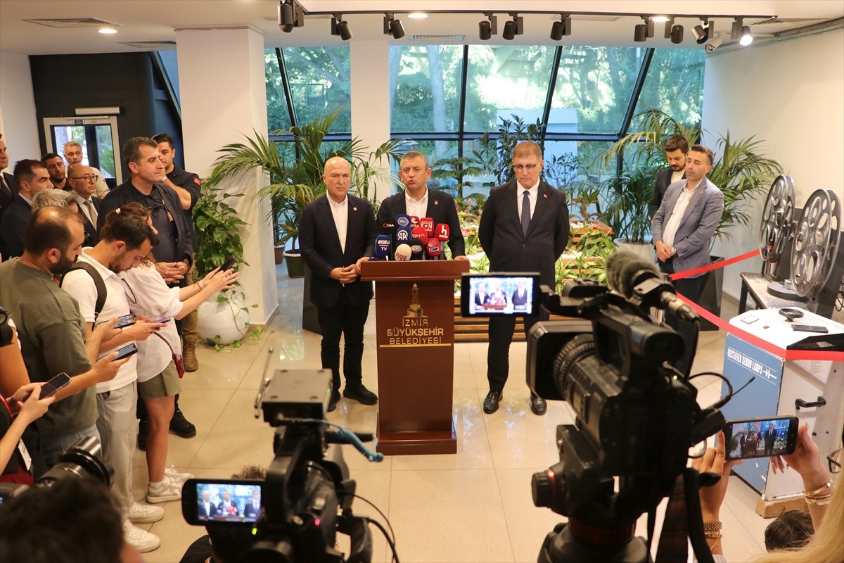 CHP Genel Başkanı Özgür Özel, İzmir Büyükşehir Belediyesini ziyaret etti. İzmir Büyükşehir...