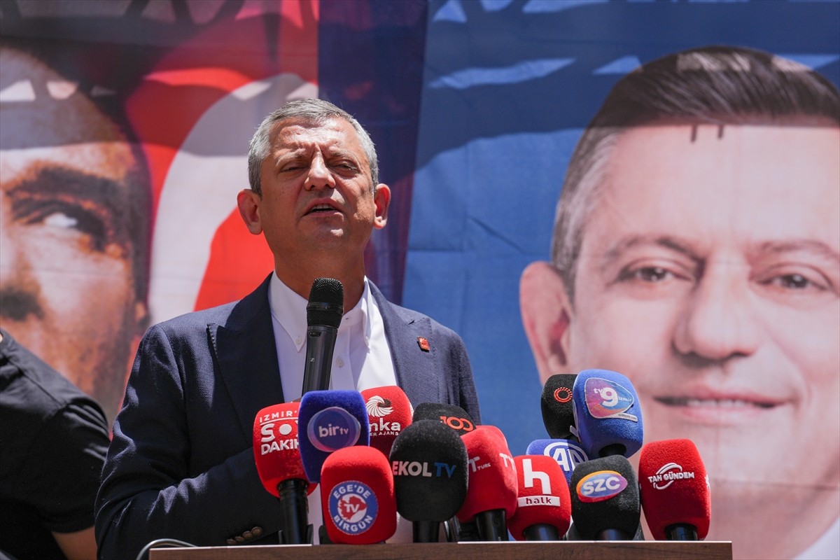 CHP Genel Başkanı Özgür Özel, partisinin İzmir İl Başkanlığı önünde konuşma yaptı. 
