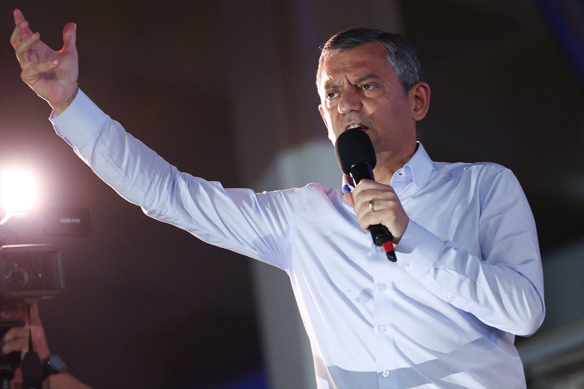 CHP Genel Başkanı Özgür Özel, "rüşvet" soruşturması kapsamında tutuklanan ve Antalya Büyükşehir...