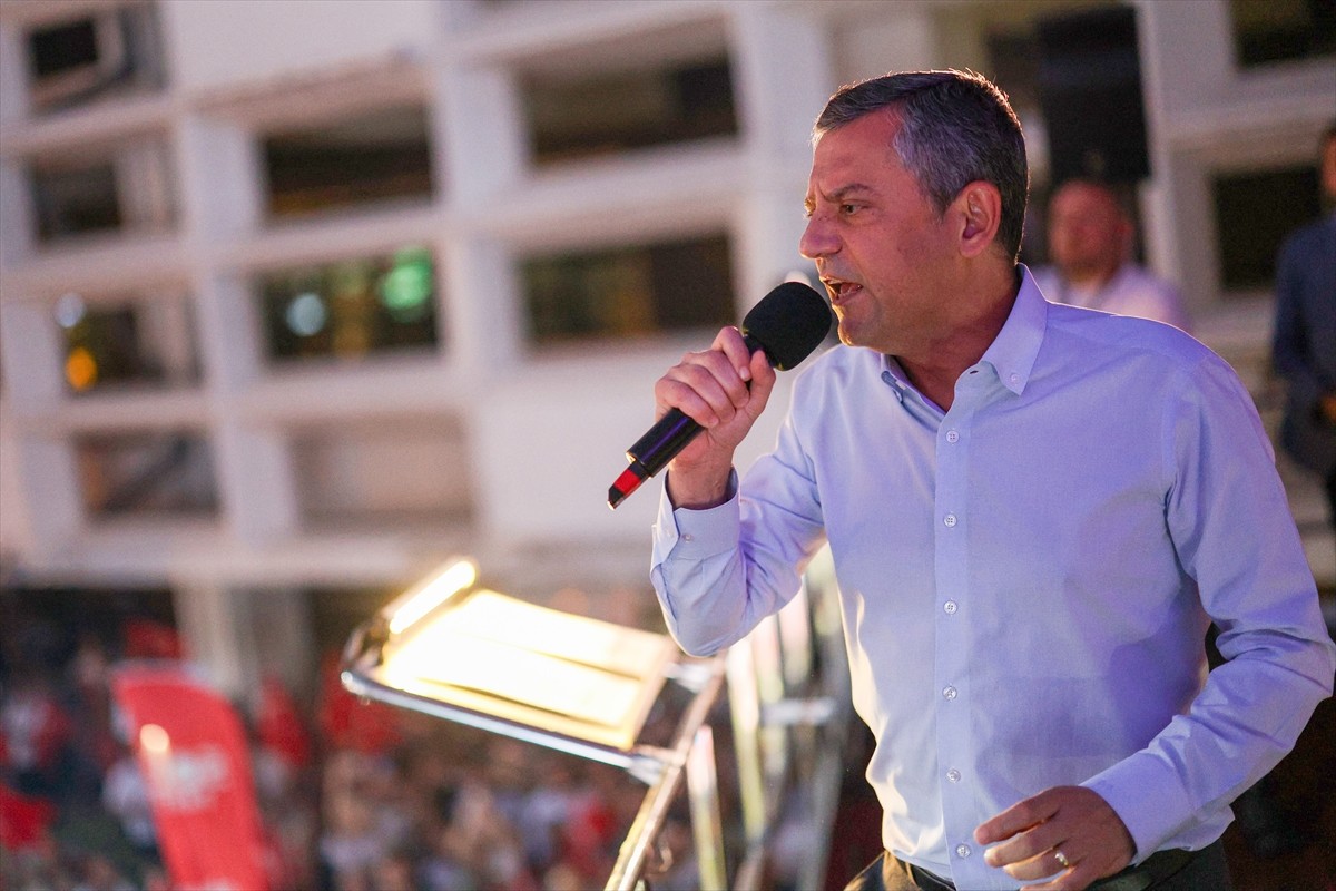 CHP Genel Başkanı Özgür Özel, "rüşvet" soruşturması kapsamında tutuklanan ve Antalya Büyükşehir...