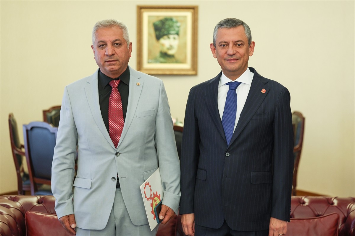 CHP Genel Başkanı Özgür Özel (sağda), CHP Genel Merkezinde, Emek Partisi Genel Başkanı Seyit Aslan...