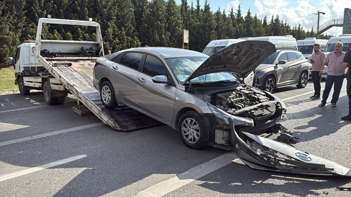 D-100 kara yolunun Kocaeli kesiminde 1 kişinin yaralandığı zincirleme trafik kazası nedeniyle...