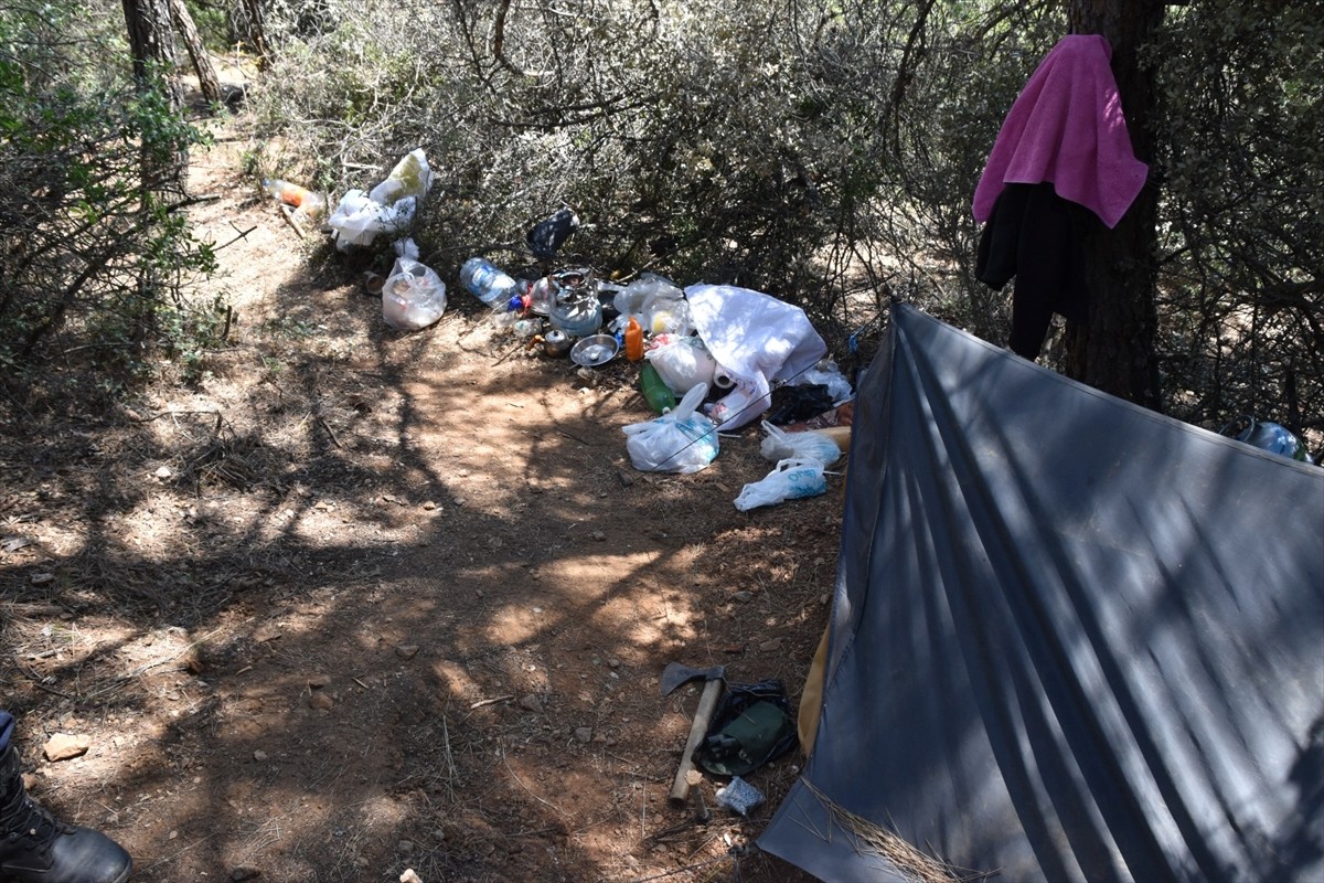 Denizli'nin Tavas ilçesinde 29 yıl 4 ay kesinleşmiş hapis cezası bulunan firari hükümlü, 8 aydır...
