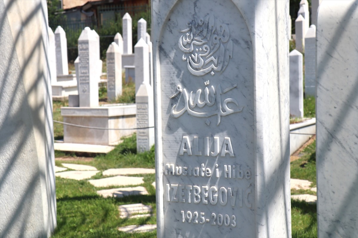 Diyanet İşleri Başkanı Ali Erbaş, Bosna Hersek'in başkenti Saraybosna'da, Kovaçi Şehitliği'ni...