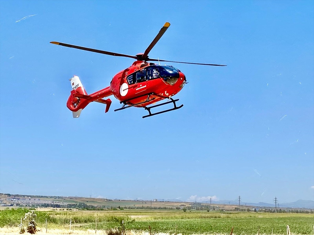 Diyarbakır'ın Lice ilçesinde sağ el bileği tendonu kesilen kişi, ambulans helikopterle hastaneye...