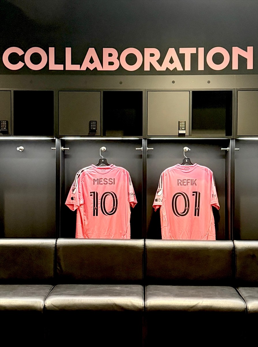 Dünyaca ünlü futbolcu Lionel Messi'nin (solda) en sevdiği golü, Refik Anadol'un (sağda) "A Goal in...