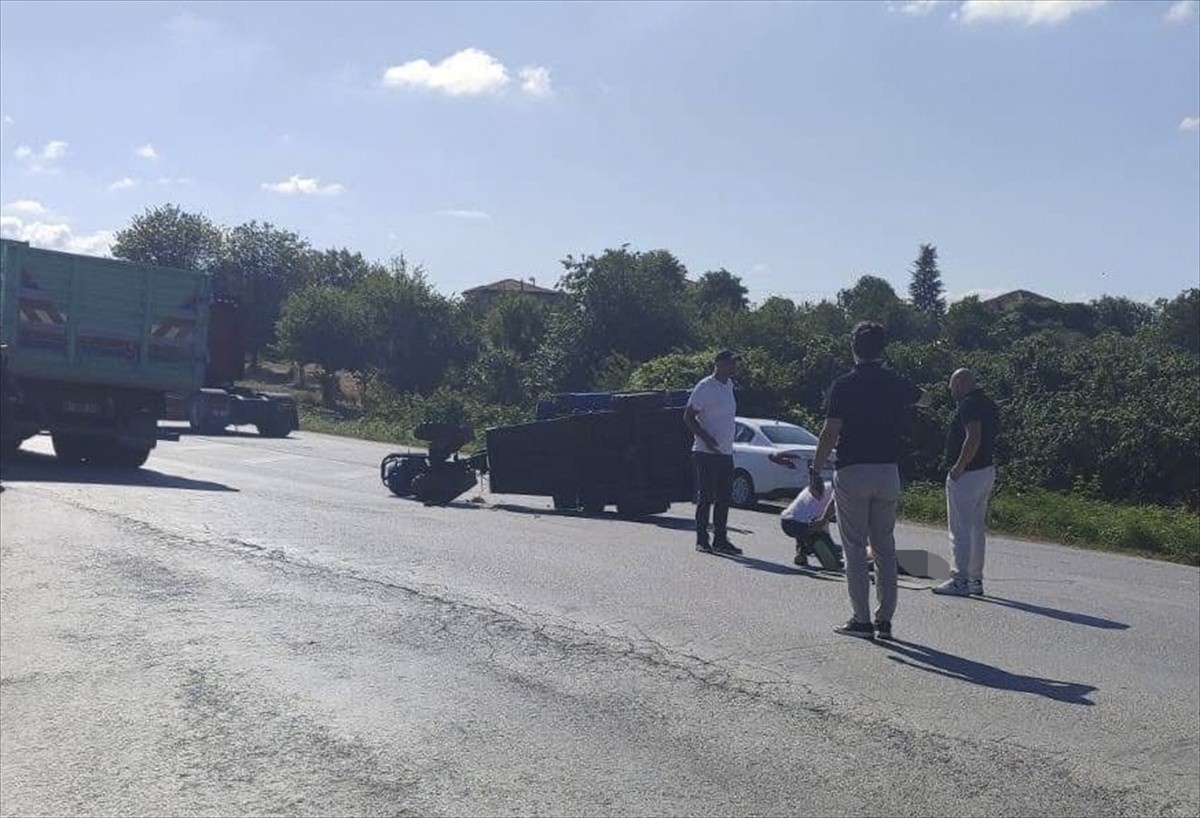 Düzce'nin Akçakoca ilçesinde kamyonla çarpışan tarım aracının sürücüsü hayatını...