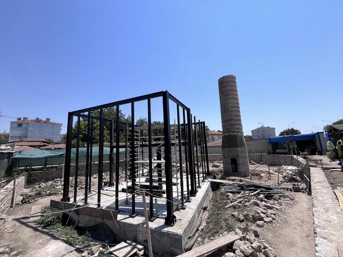 Edirne'de bugüne yalnızca minaresinin yıkılmamış kısmı ulaşan Şeyh Şüceaddin Camisi'nin...