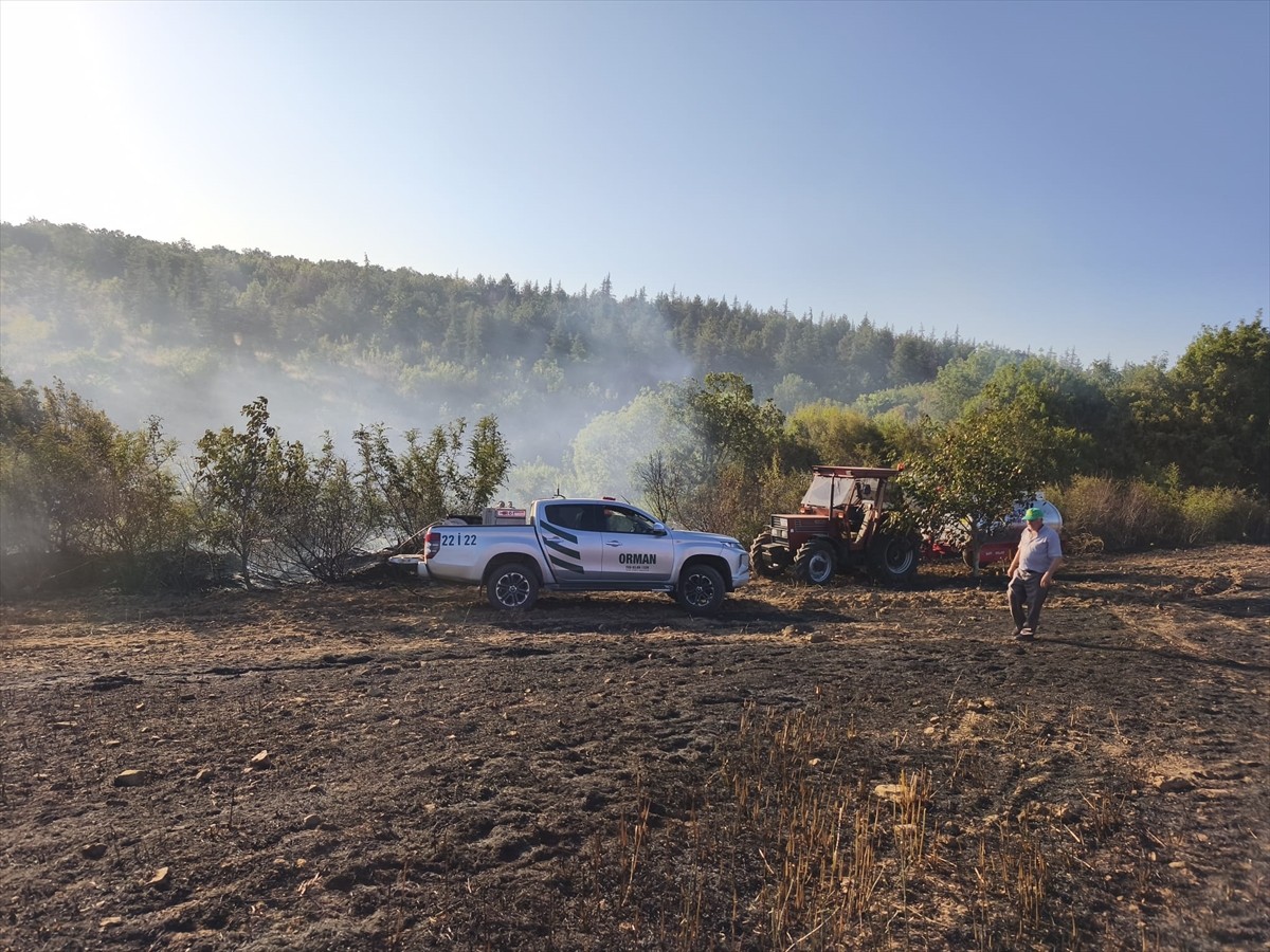 Edirne'nin Lalapaşa ilçesinde buğday hasadı esnasında biçerdöverde başlayıp ormanlık alana...
