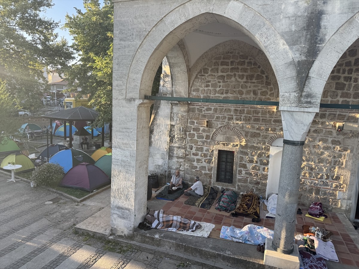 Edirne'ye 664. Kırkpınar Yağlı Güreşleri'ni izlemeye gelen birçok kişi, otellerde yer bulamamaları...