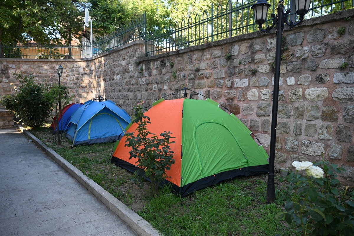 Edirne'ye 664. Tarihi Kırkpınar Yağlı Güreşleri'ni izlemeye gelenlerden bazıları, otellerde yer...