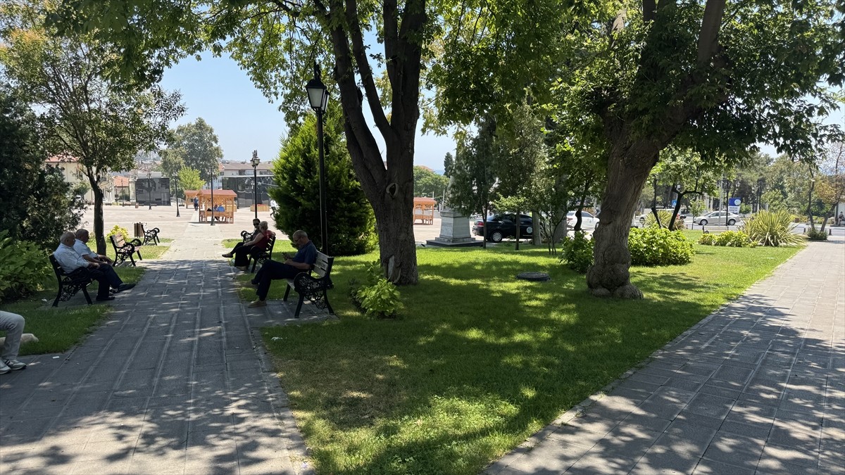 Edirne, Kırklareli ve Tekirdağ'da etkili olan sıcak hava günlük yaşamı olumsuz etkiliyor....