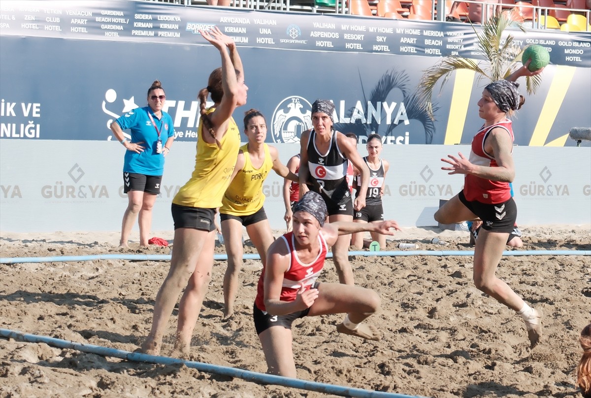EHF Avrupa Plaj Hentbolu Şampiyonası, Antalya'nın Alanya ilçesinde grup maçlarıyla devam ediyor. A...