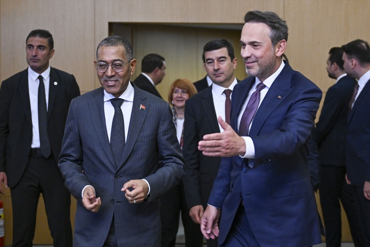 Enerji ve Tabii Kaynaklar Bakanı Alparslan Bayraktar (sağda) ile Angola Cumhuriyeti Maden...