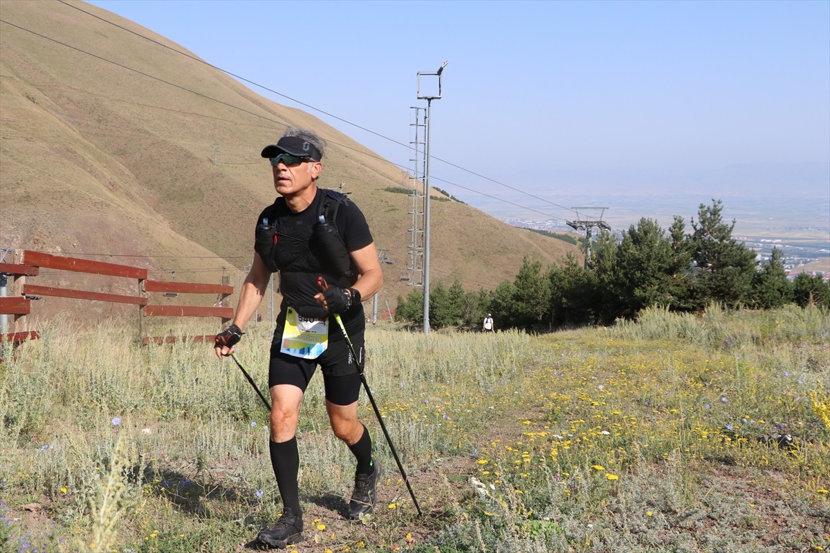 Erzurum'un Palandöken Dağı'nda 4 ülkeden sporcuların katılımıyla düzenlenen "Run to Stars-Yüksek...