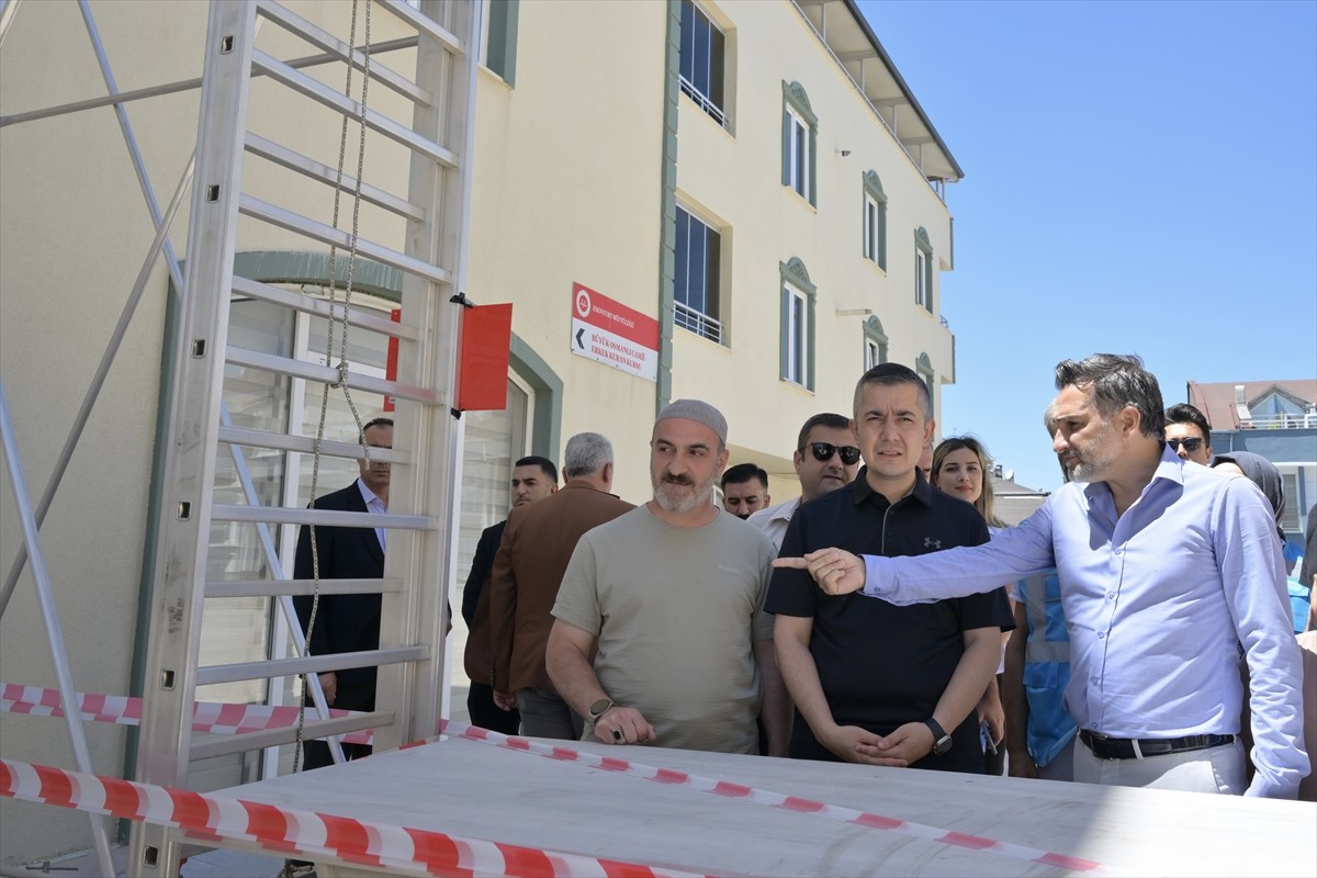 Esenyurt Akçaburgaz Mahallesi'ndeki Büyük Osmanlı Camisi'nde uzun yıllardır yaşanan su sızıntısı...