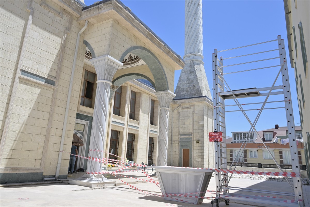 Esenyurt Akçaburgaz Mahallesi'ndeki Büyük Osmanlı Camisi'nde uzun yıllardır yaşanan su sızıntısı...