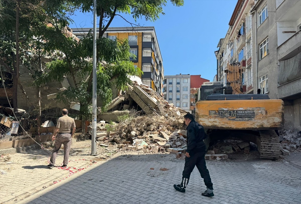 Esenyurt İnönü Mahallesi 374. Sokak'ta bulunan 5 katl binada kontrollü yıkım çalışması başlatıldı....