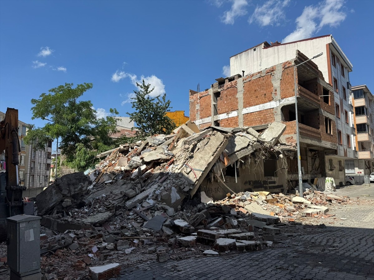 Esenyurt İnönü Mahallesi 374. Sokak'ta bulunan 5 katl binada kontrollü yıkım çalışması başlatıldı....