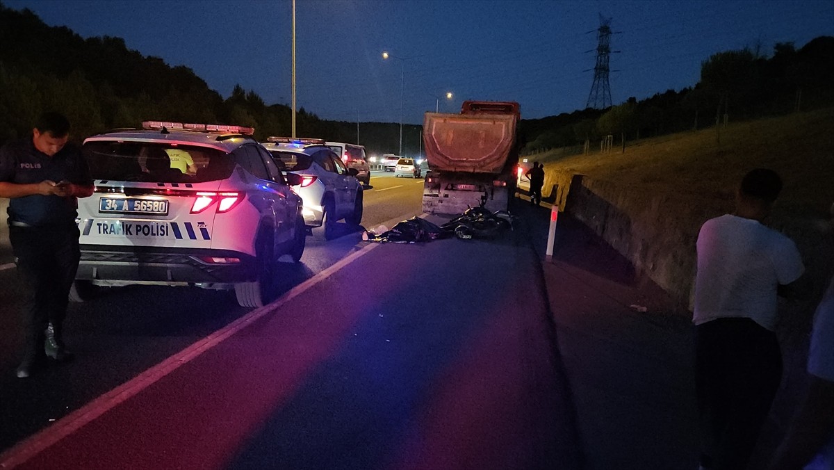 Eyüpsultan'da arızalanarak emniyet şeridine çekilen hafriyat kamyonuna çarpan motosikletteki...