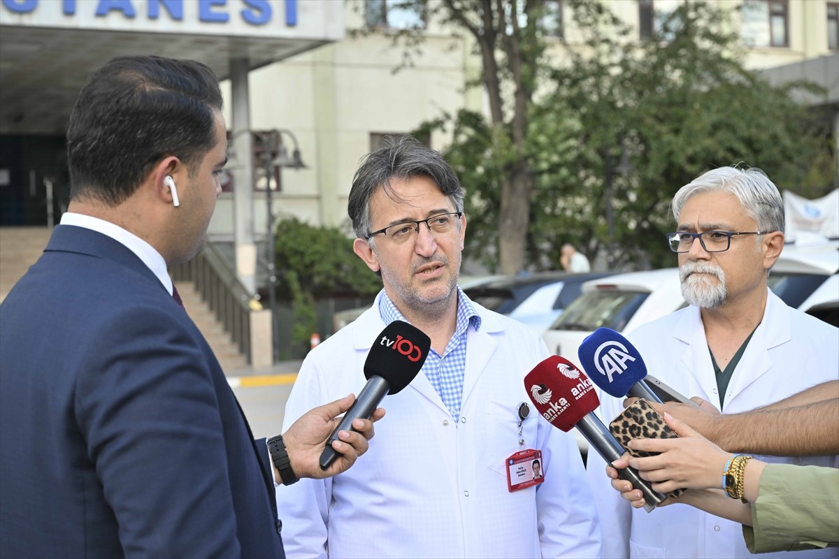 Gazi Üniversitesi (GÜ) Tıp Fakültesi Hastanesi doktorları, hastane önünde gazetecilere Nihat...