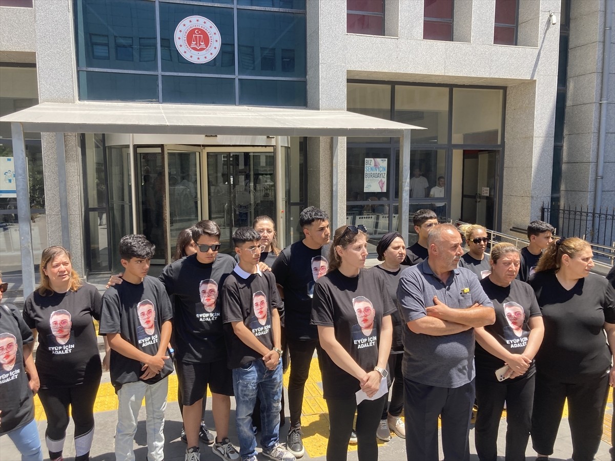 Gaziantep'te 17 yaşındaki Eyüp Arıcı'nın bıçaklı kavgada öldürülmesine ilişkin 6 sanığın...