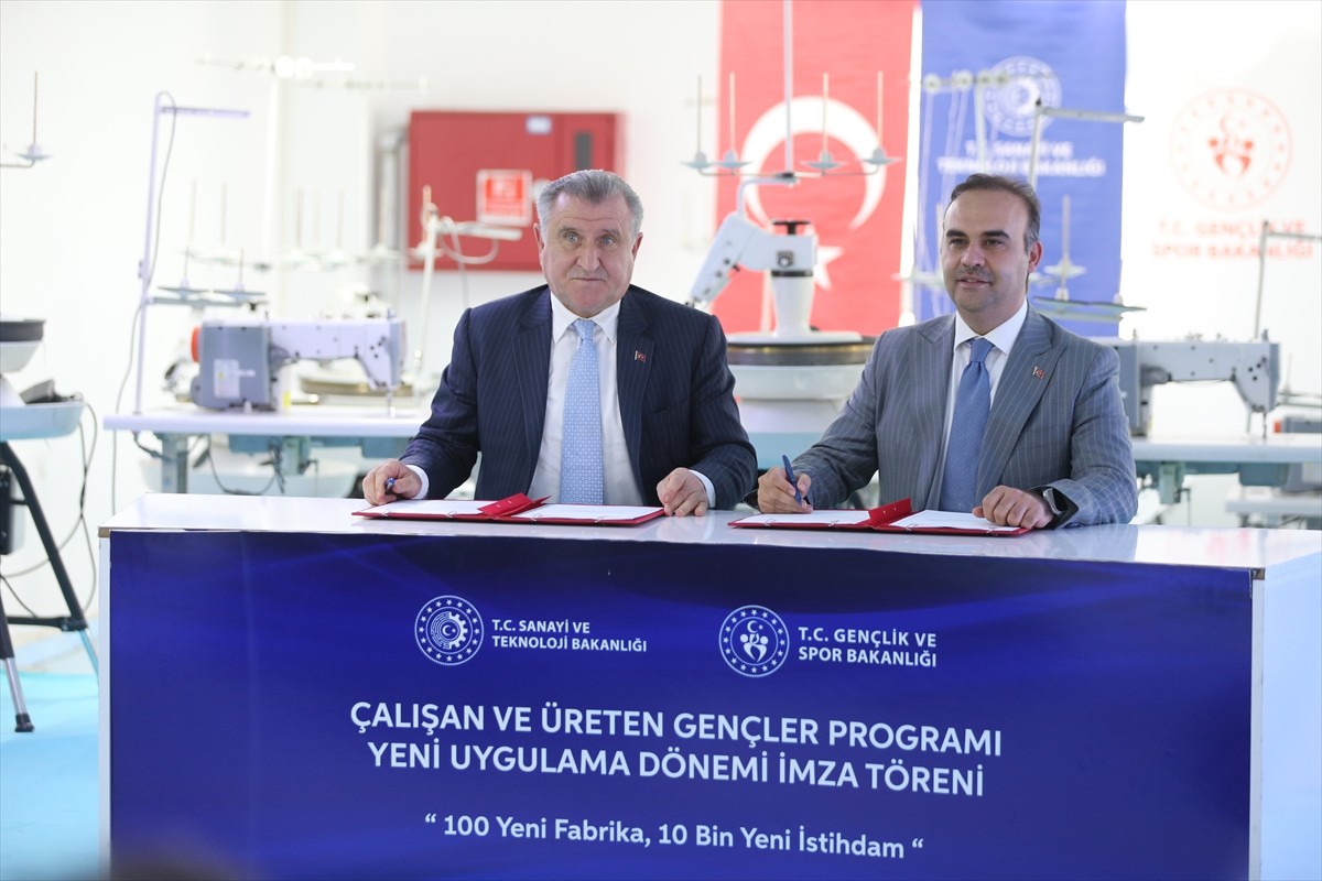 Gençlik ve Spor Bakanı Osman Aşkın Bak (sol 4) ile Sanayi ve Teknoloji Bakanı Mehmet Fatih Kacır...