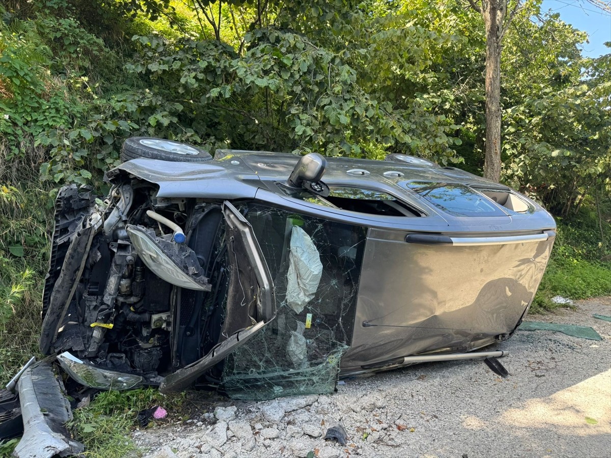 Giresun'un Espiye ilçesinde hafif ticari aracın yamaçtan yuvarlandığı kazada 4 kişi...