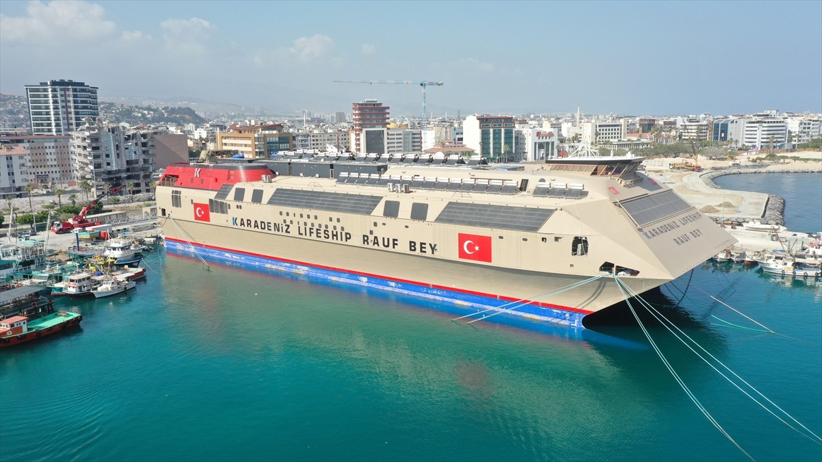 Hatay'da 6 Şubat 2023'teki depremlerin ardından demirlediği İskenderun ilçesinde öğrencilere...