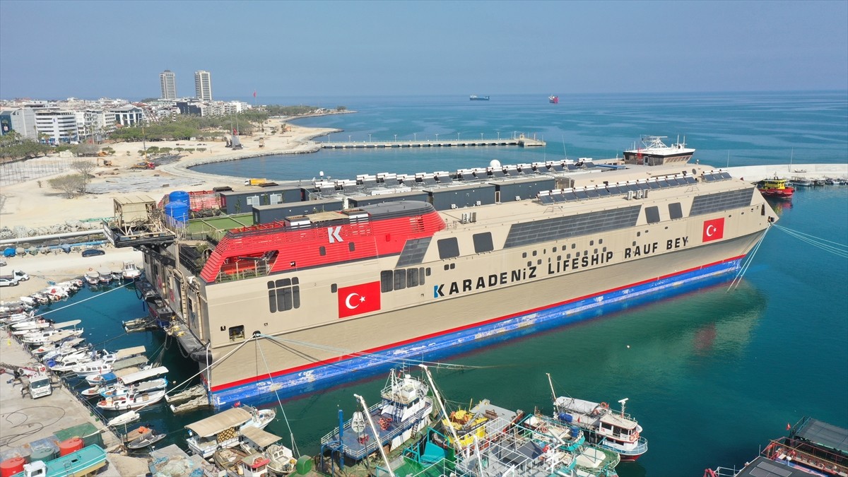 Hatay'da 6 Şubat 2023'teki depremlerin ardından demirlediği İskenderun ilçesinde öğrencilere...