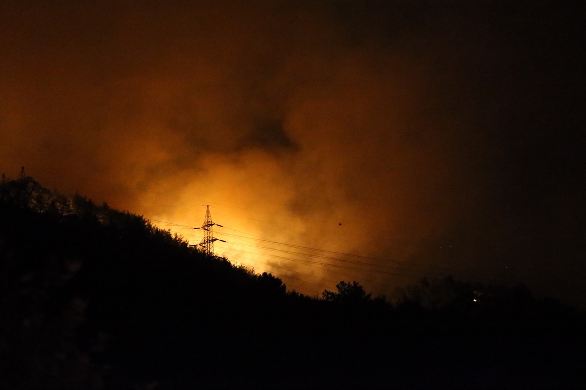 Hatay'ın Dörtyol ilçesinde yerleşim yerlerine yakın noktada çıkan orman yangınına müdahale...