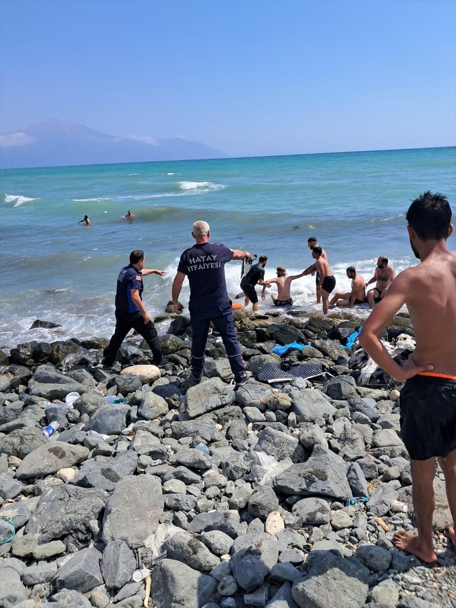 Hatay'ın Samandağ ilçesinde rip akıntısına kapılan 2 genç, Büyükşehir Belediyesi cankurtaran...