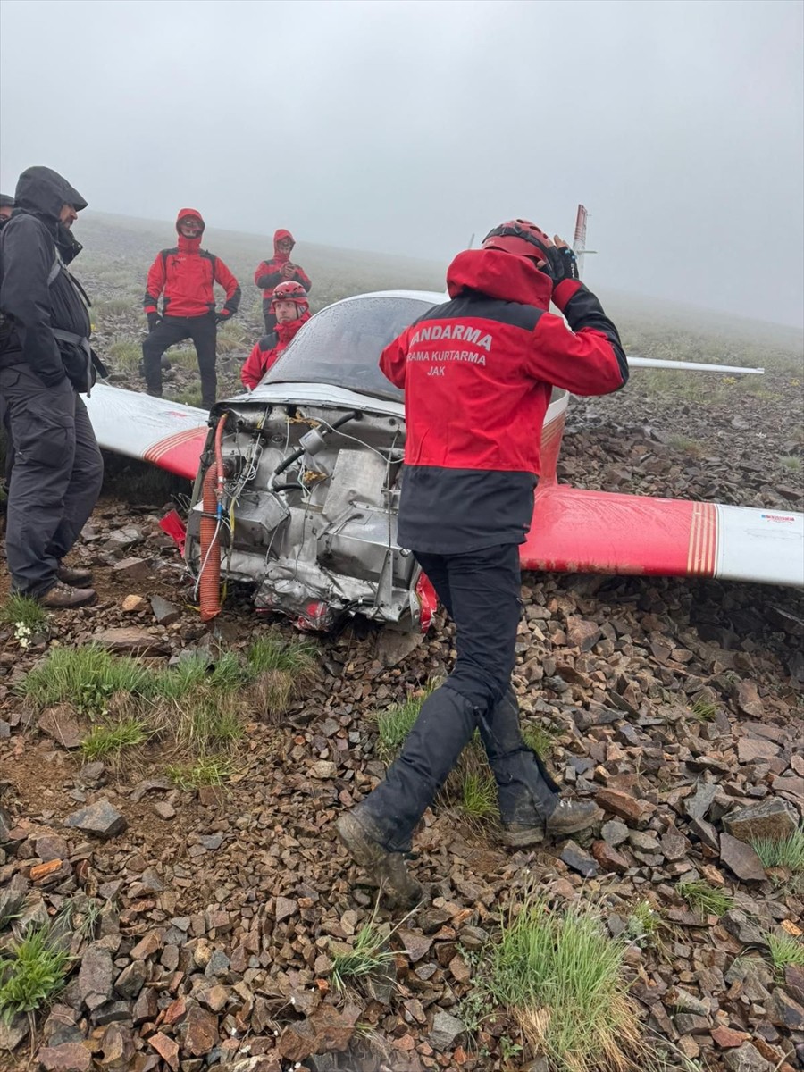 İçişleri Bakanı Ali Yerlikaya, Bayburt-Rize-Erzurum sınır hattında düşen uçağa ilişkin görüntü...