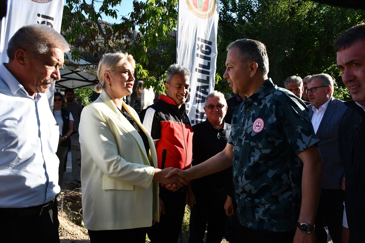 İçişleri Bakanı Ali Yerlikaya, orman yangınlarından etkilenen Bilecik'in Osmaneli ilçesi...