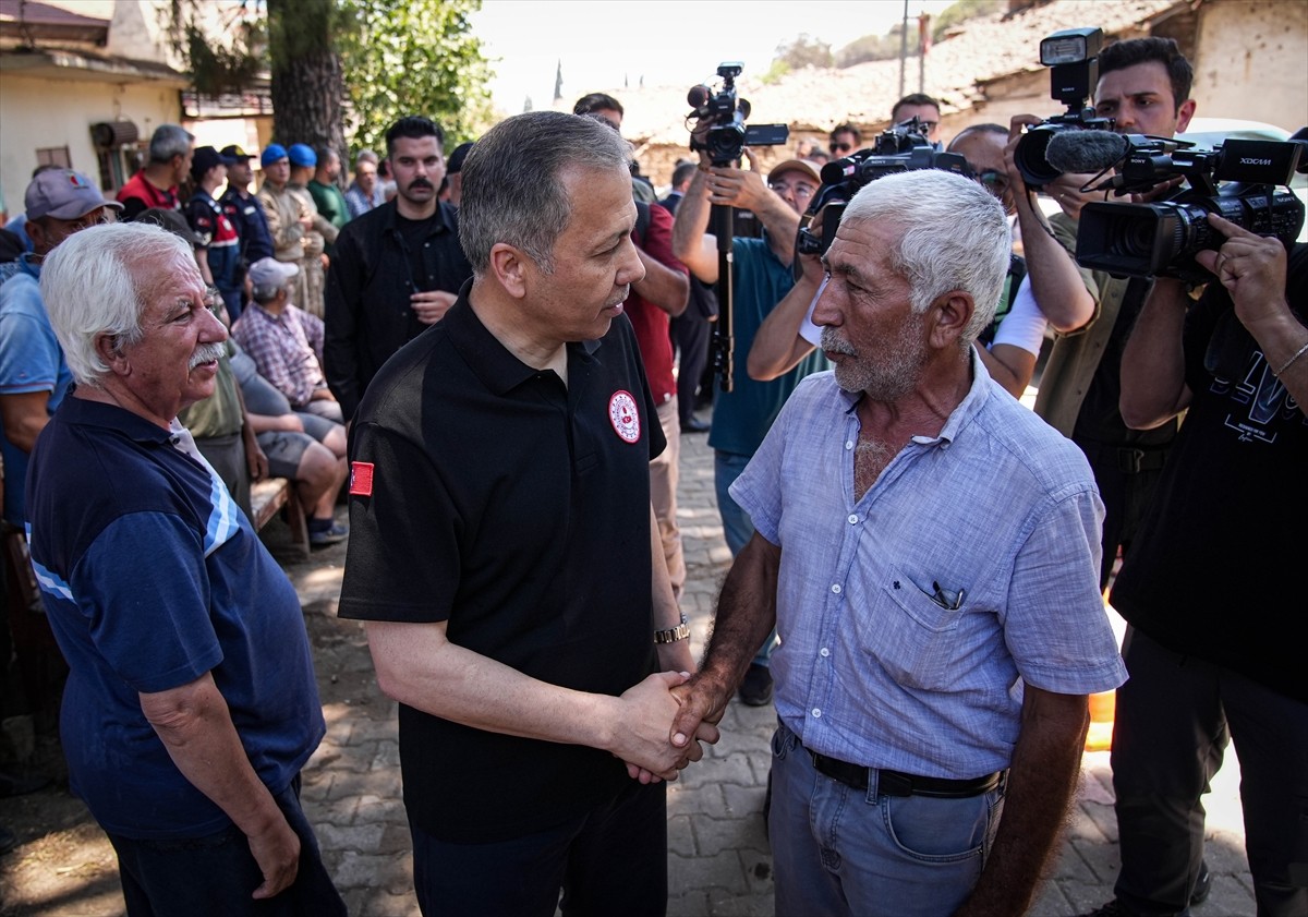İçişleri Bakanı Ali Yerlikaya (sol 2), İzmir'in Ödemiş ilçesindeki orman yangınından etkilenen...