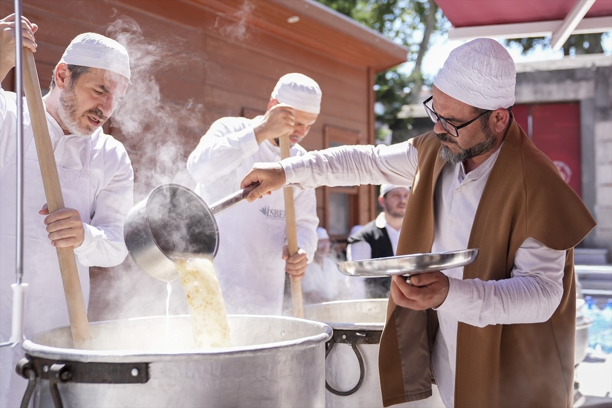 İnsan ve İrfan Vakfınca, İstanbul'un fethinden sonra Hazreti Hüseyin ve Kerbela şehitleri için...