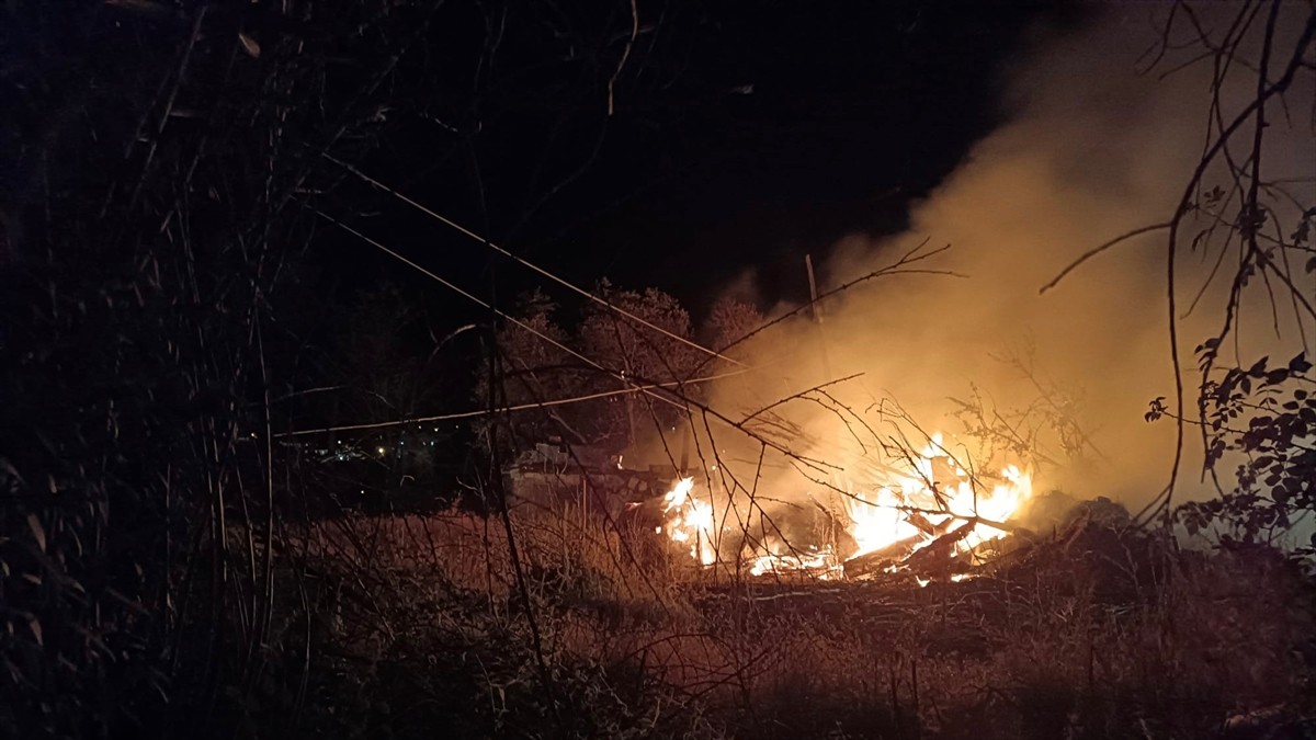 Isparta'nın Aksu ilçesinde çıkan yangında tek katlı ahşap ev kullanılamaz hale geldi.