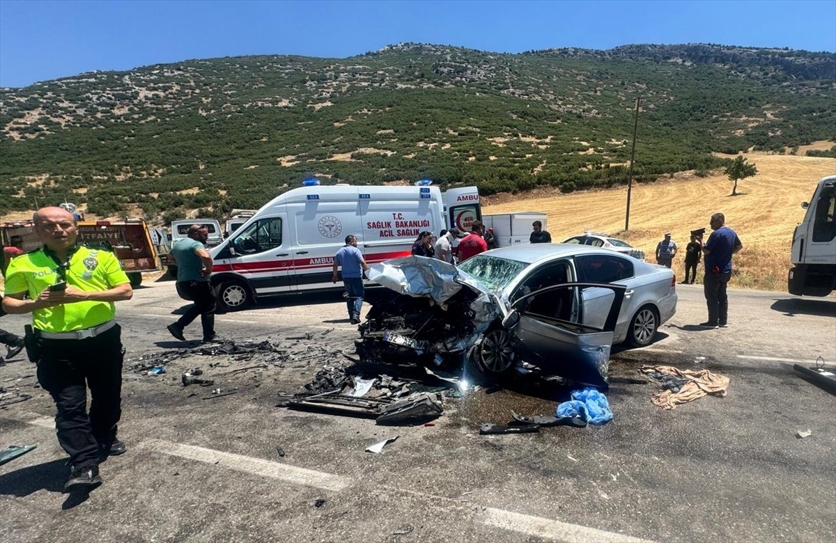 Isparta'nın Eğirdir ilçesinde iki otomobilin çarpışması sonucu 1 kişi öldü, 9 kişi yaralandı. Kaza...