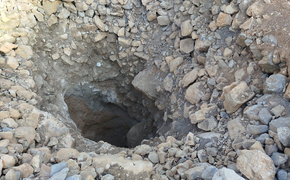 Isparta'nın Eğirdir ilçesinde kaçak kazı yapan 4 şüpheli gözaltına alındı.