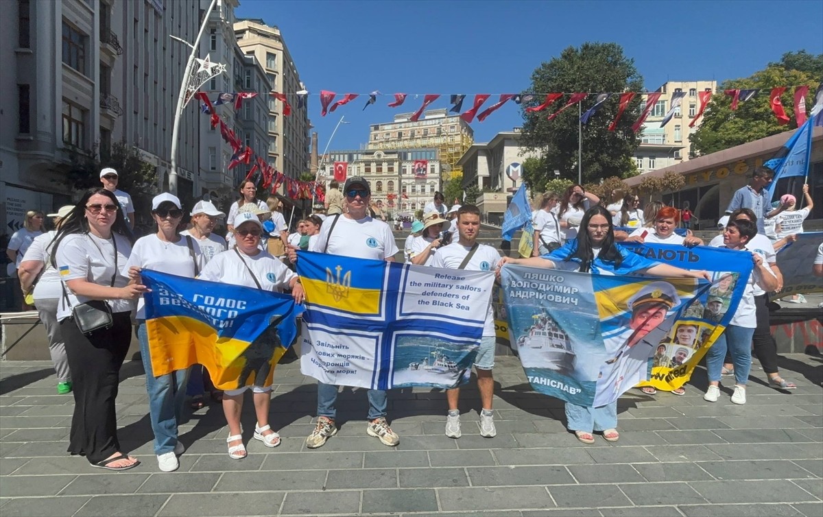 İstanbul'da Ukraynalı bir grup, "Rusya'nın saldırılarını sonlandırması ve esirlerin serbest...