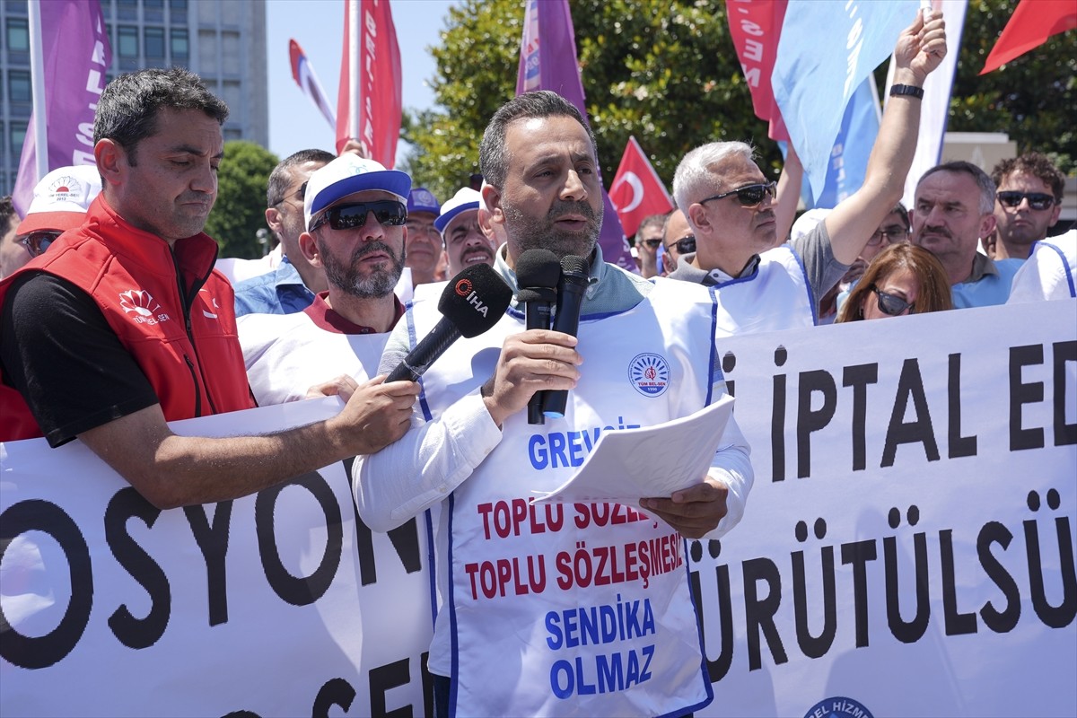 İstanbul Büyükşehir Belediyesi (İBB) işçilerinin üyesi olduğu birçok sendika, İBB'nin maaş...