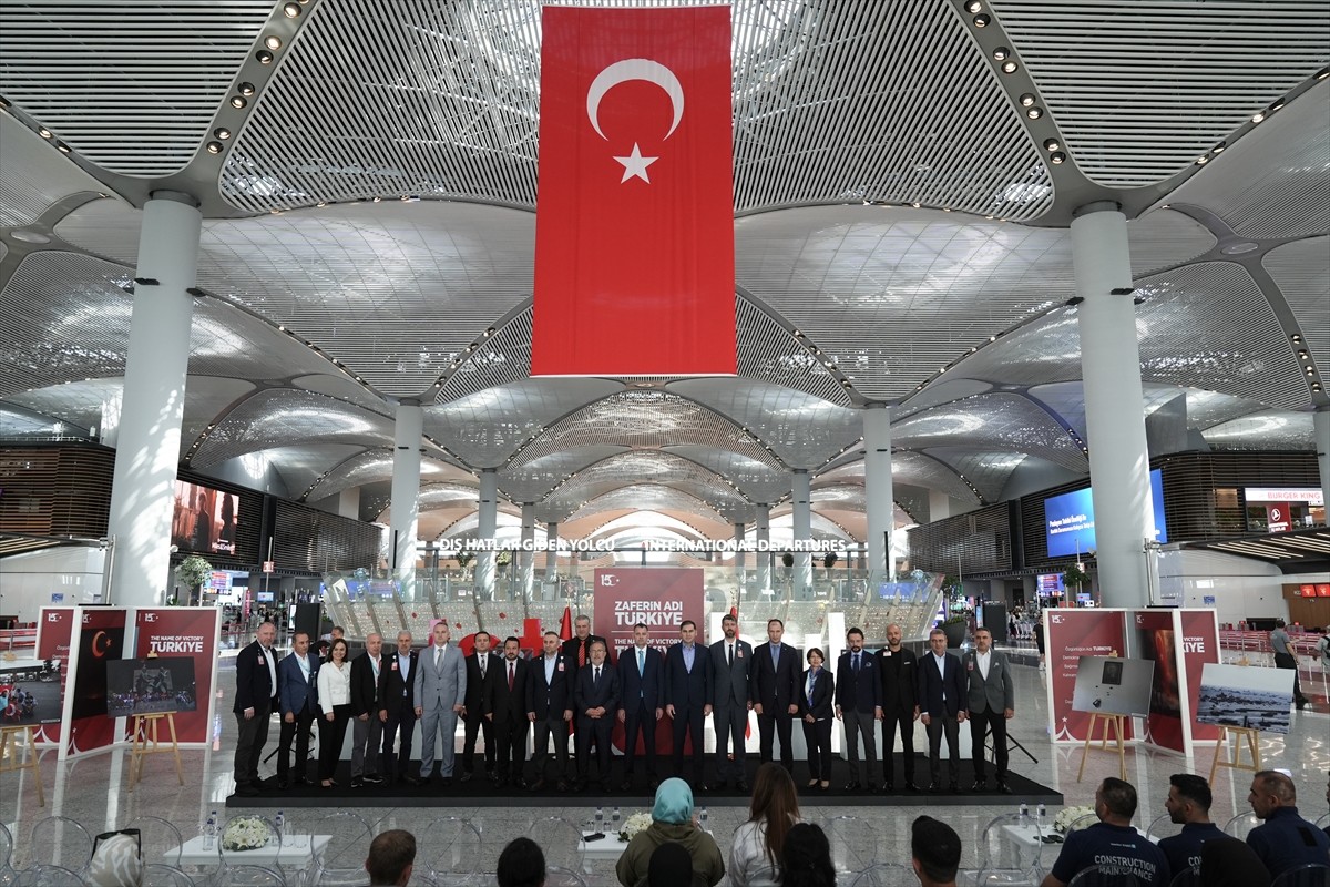 İstanbul Havalimanı Dış Hatlar Gidiş Terminali'nde, "Zaferin Adı Türkiye, 15 Temmuz Demokrasi ve...