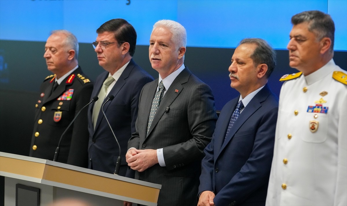 İstanbul Valisi Davut Gül, Eyüpsultan'da bulunan İl Afet ve Acil Durum Müdürlüğünde (AFAD)...