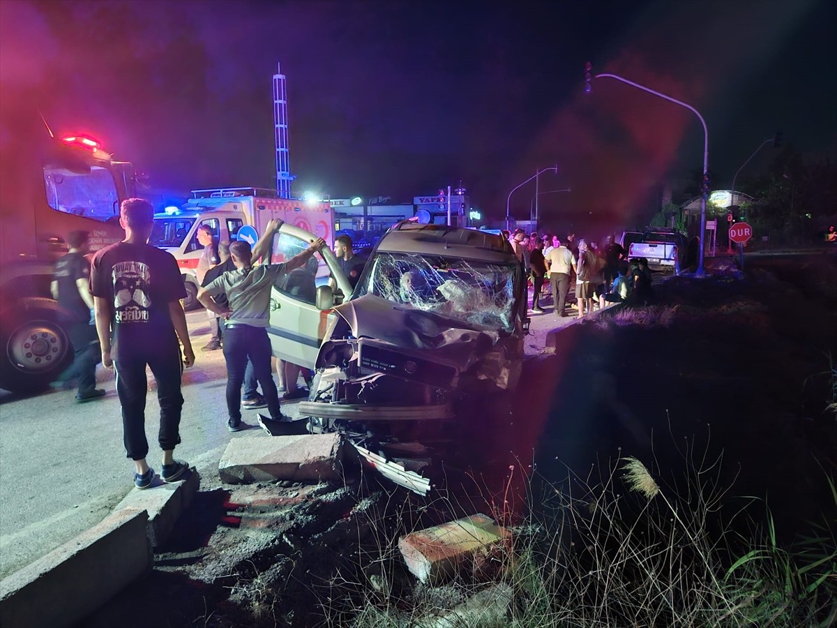 İzmir'in Foça ve Menderes ilçelerinde meydana gelen iki ayrı trafik kazasında 1 kişi hayatını...