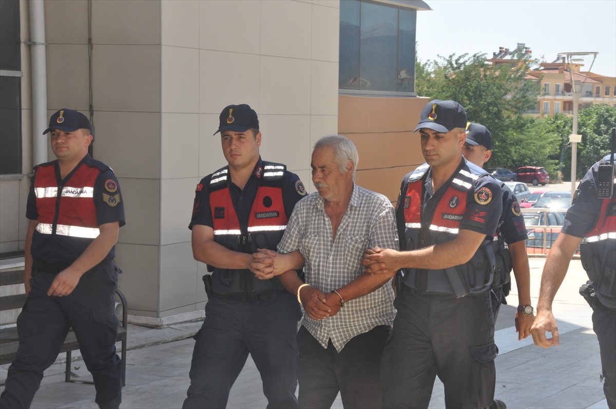 İzmir'in Ödemiş ilçesinde arazi anlaşmazlığı nedeniyle çıkan silahlı kavgada 3 kardeş hayatını...