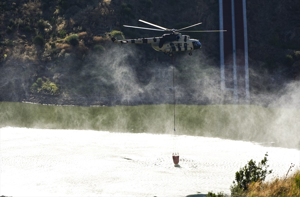 İzmir'in Ödemiş ilçesindeki ormanlık alanda dün çıkan yangına havadan ve karadan müdahale sürüyor....