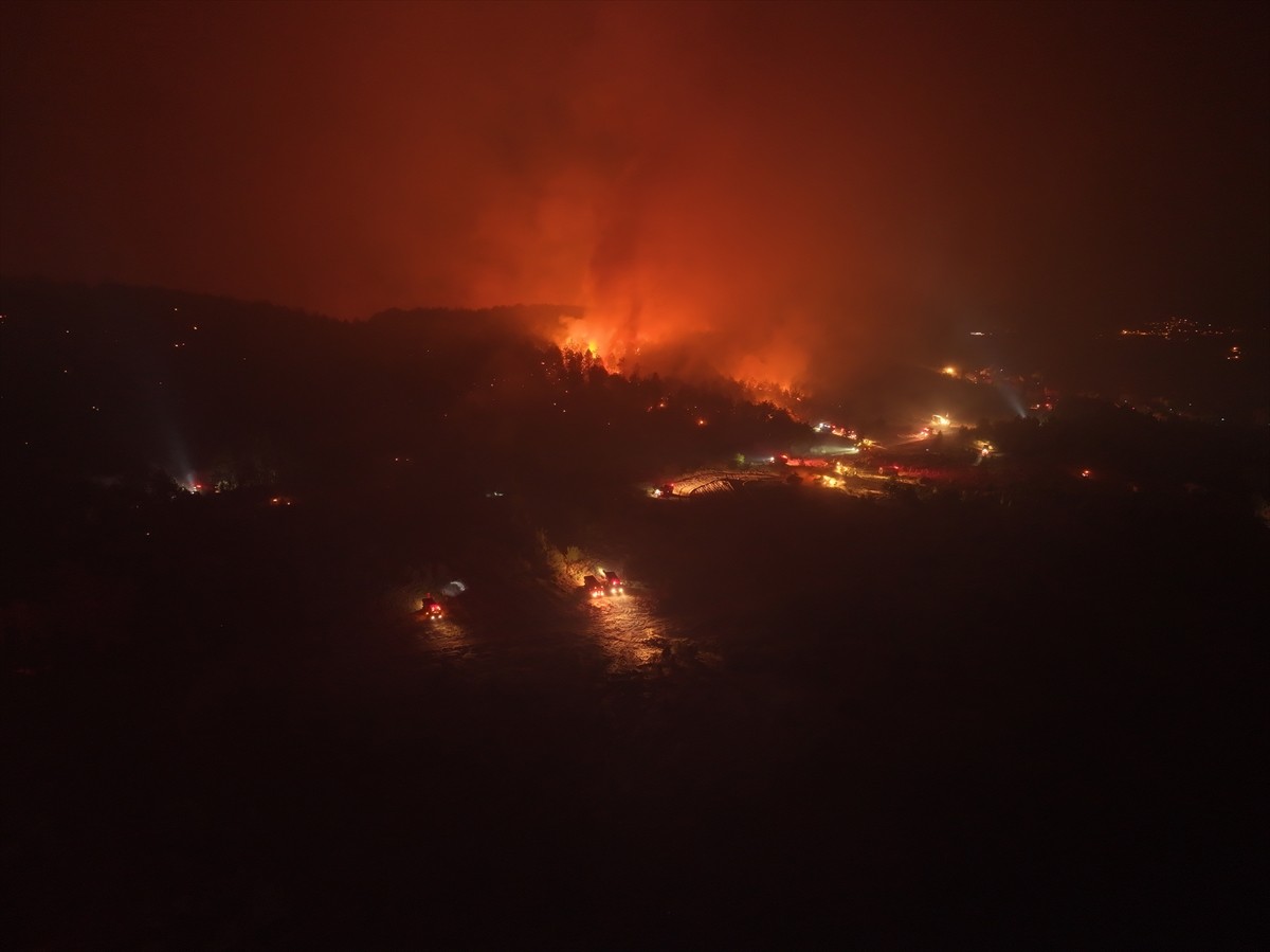 Karabük'te çıkan orman yangını karadan ve havadan müdahaleyle söndürülmeye...